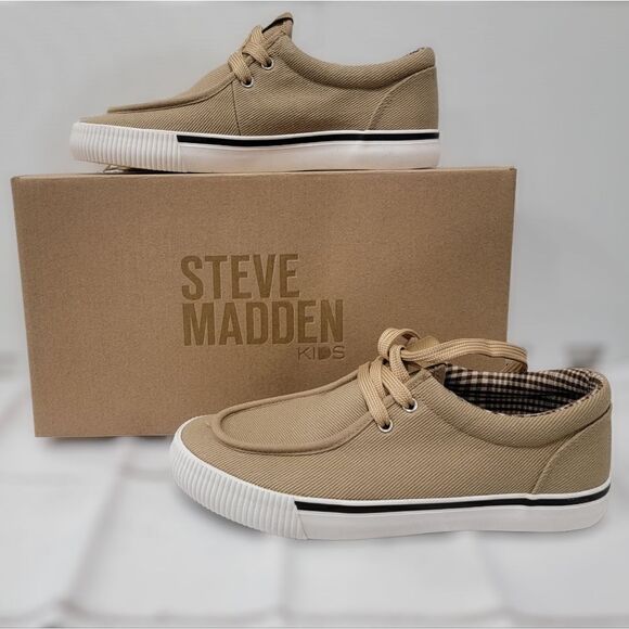 NIB Steve Madden Kids Bnow SZ 4 - Picture 1 of 5